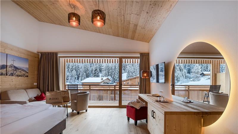 Viel Holz, Bauernleinen und harmonische Farben: So sieht es in den Zimmern aus.