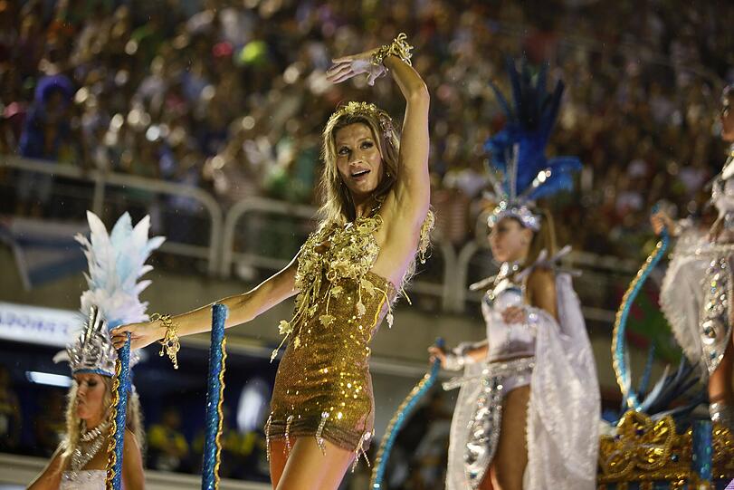 Nackte Haut, Samba und bunte Farben: Promis amüsieren sich in Rio. Mit dabei: Pamela Anderson, Gisele Bündchen, Fußball-Star Ronaldinho und Schauspieler Jude Law
