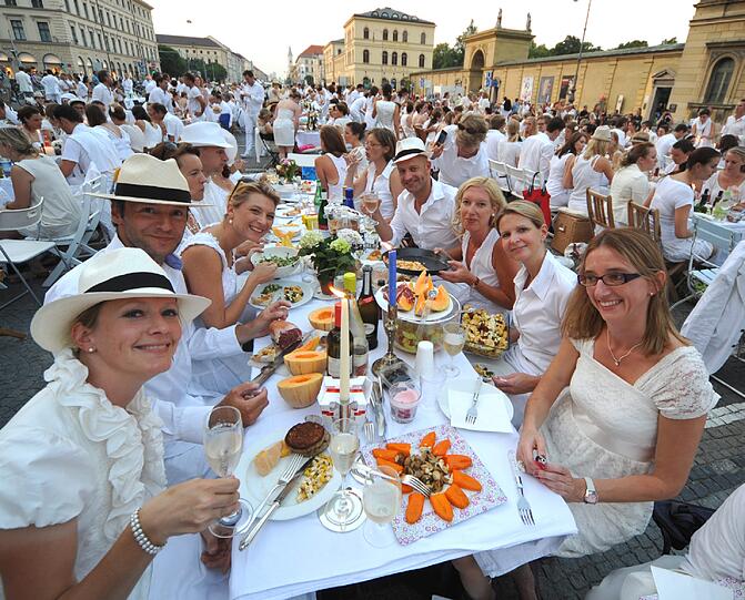 Feiner Flashmob: Rund 500 weiß gekleidete Menschen haben sich am Donnerstagabend am Münchner Odeonsplatz spontan zu einem Abendessen unter freiem Himmel getroffen - Sehen Sie hier die besten Bilder...