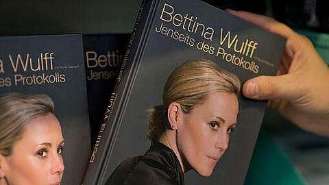 Wieder zurückgestellt: 94 Prozent der Deutschen wollen Bettina Wulffs Buch "Jenseits des Protokolls" nicht kaufen, ergab eine Umfrage.