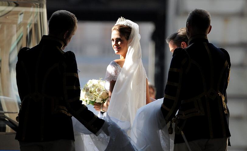 Die Braut im Spitzen-Kleid und der Bräutigam zu Tränen gerührt: Die schwedische Prinzessin Madeleine und der New Yorker Banker Chris O'Neill haben in Stockholm geheiratet. Die Bilder