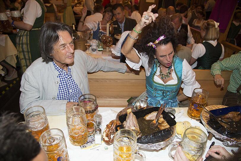 Karin Müller-Wohlfahrt feiert ausgelassen mit Ehemann Hans-Wilhelm Müller-Wohlfahrt im Schützenzelt.