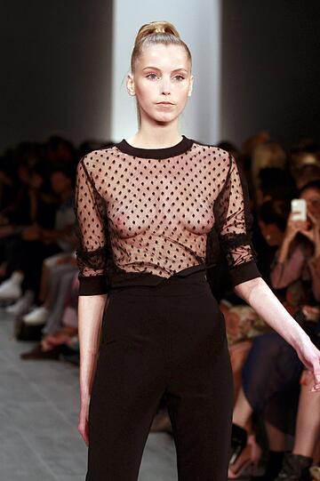 Die Mädchen dürfen auf dem Laufsteg nicht zimperlich sein: Bei der Fashion Week gibt's fast keine Show ohne (fast) nackte Brüste. Die Busenblitzer der sexy Models...