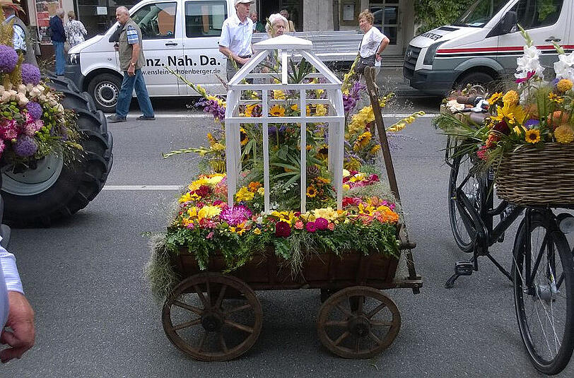 Mit solchen bunten Wägen ziehen die Gärtner durch die Stadt.