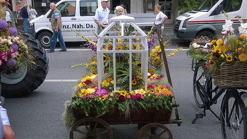 Mit solchen bunten Wägen ziehen die Gärtner durch die Stadt. Mit solchen bunten Wägen ziehen die Gärtner durch die Stadt.