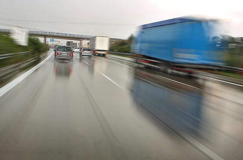 Ein betrunkener Lkw-Fahrer hat am Dienstag die A99 mit einem Rastplatz verwechselt.