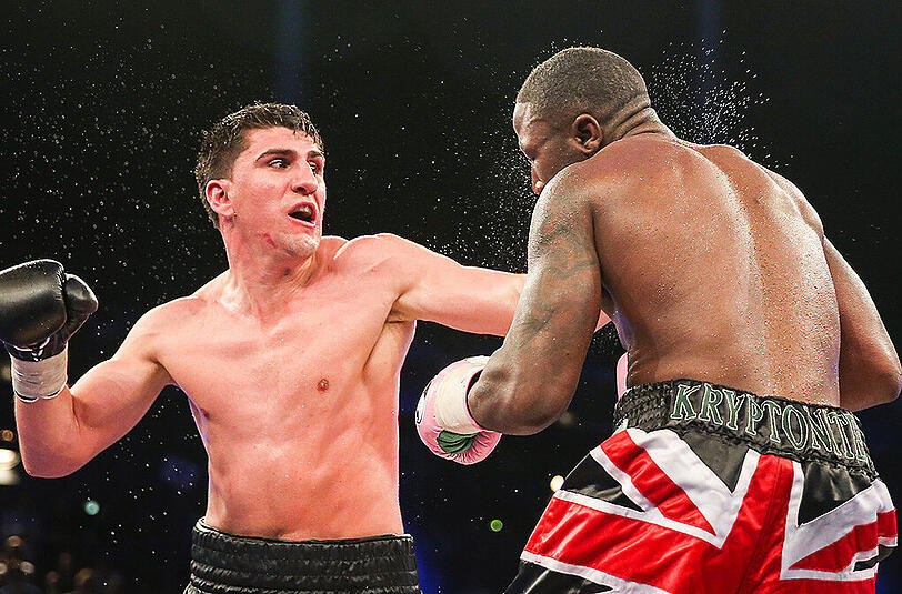 Marco Huck (links) tritt gegen Ola Afolabi an.