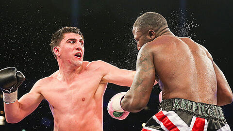 Marco Huck (links) tritt gegen Ola Afolabi an.