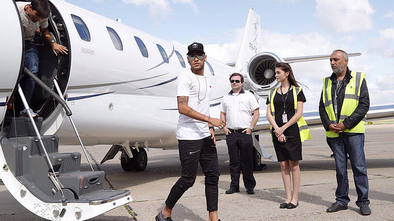 Ankunft in Paris im Privatjet: Neymar kurz vor seiner Vorstellung bei PSG.