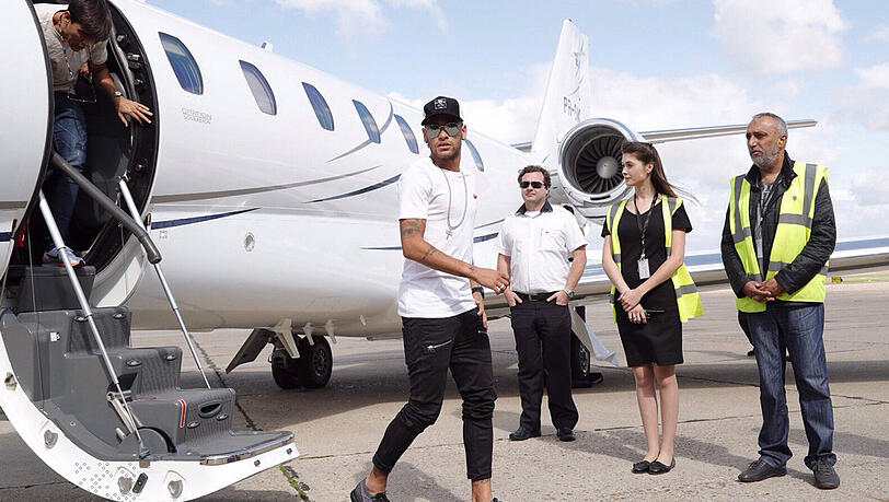 Ankunft in Paris im Privatjet: Neymar kurz vor seiner Vorstellung bei PSG. Ankunft in Paris im Privatjet: Neymar kurz vor seiner Vorstellung bei PSG.