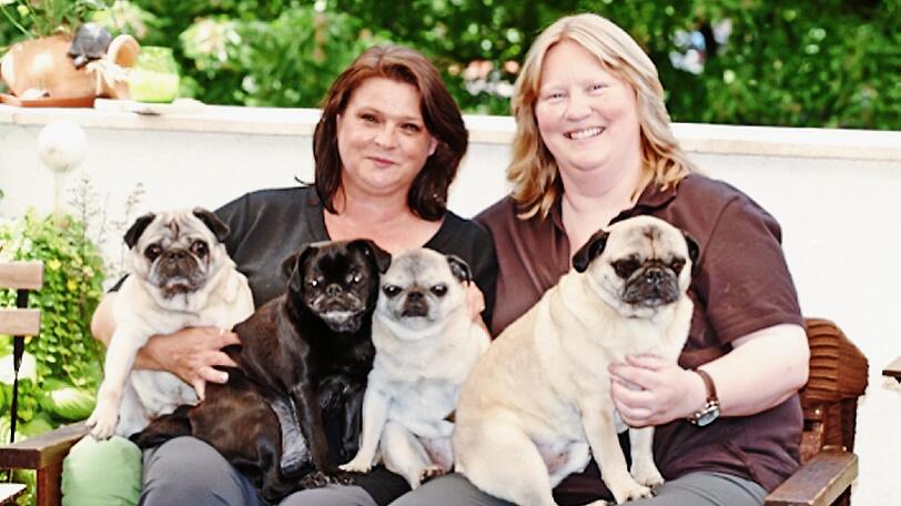Sylvia Riedel (r.) lernte ihre Frau über ein Hundeforum kennen. Noch heute gehören mehrere Möpse zur Familie.