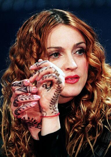 Coole Trendsetterin: 1998 bei "Wetten dass" und alle schauen auf ihre tätowierten Henna-Hände.