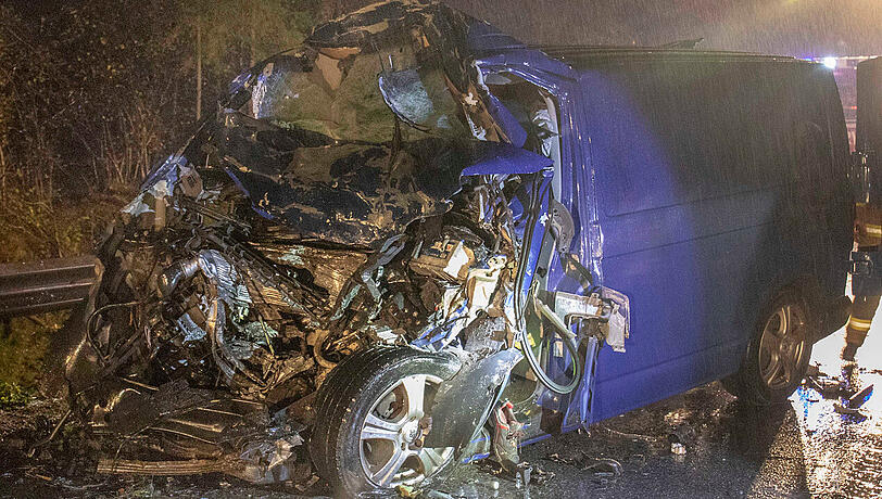 In einer Rechtskurve verlor der 21-Jährige die Kontrolle über seinen Wagen und krachte in den Sattelzug.