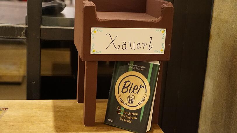 Das Xaverl hat einen Raum voller Rätsel hinterlassen. Auch im Buch über Bier können sich Hinweise verstecken.