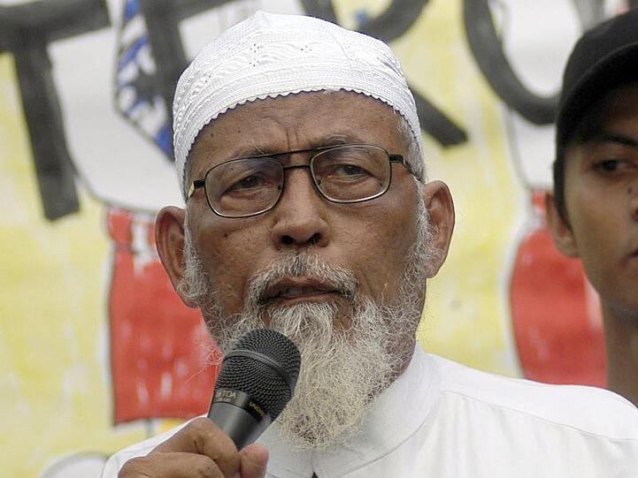 Baschir lebte mehrere Jahre in Malaysia im Exil. Seit seiner Rückkehr 1998 saß er mehrfach im Gefängnis. Wegen Unterstützung für ein terroristisches Ausbildungscamp wurde er schließlich 2011 zu 15 Jahren Haft verurteilt.