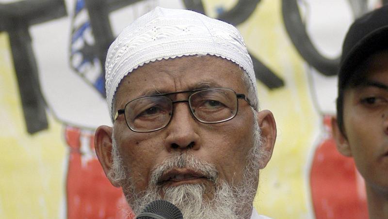 Baschir lebte mehrere Jahre in Malaysia im Exil. Seit seiner Rückkehr 1998 saß er mehrfach im Gefängnis. Wegen Unterstützung für ein terroristisches Ausbildungscamp wurde er schließlich 2011 zu 15 Jahren Haft verurteilt. Baschir lebte mehrere Jahre in Malaysia im Exil. Seit seiner Rückkehr 1998 saß er mehrfach im Gefängnis. Wegen Unterstützung für ein terroristisches Ausbildungscamp wurde er schließlich 2011 zu 15 Jahren Haft verurteilt.