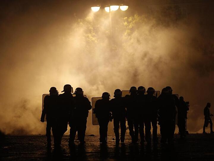 Bereitschaftspolizisten sichern während einer "Gelbwesten"-Demonstration den Arc de Triomphe in Paris.