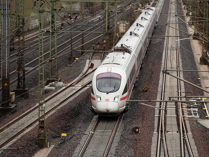 Die Bauarbeiten auf der ICE-Schnellfahrstrecke zwischen Göttingen und Hannover sind mit dem Fahrplanwechsel abgeschlossen.