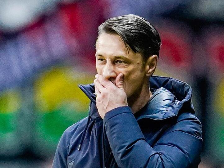 Münchens Trainer Niko Kovac steht im Stadion. Foto: Uwe Anspach/dpa/Archivbild