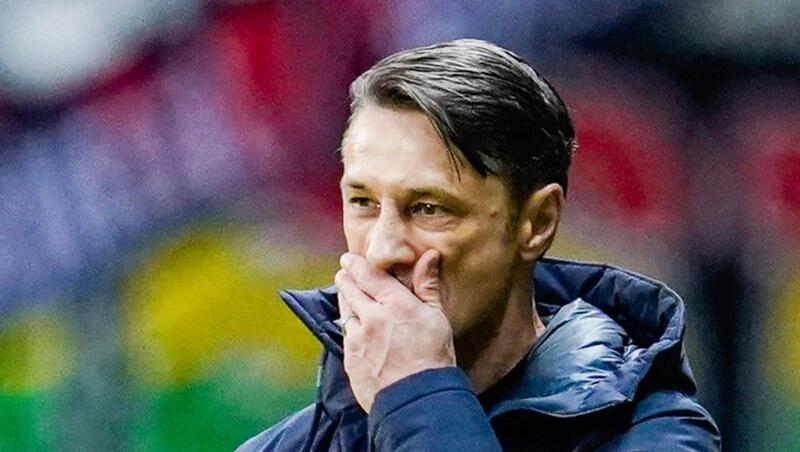 Münchens Trainer Niko Kovac steht im Stadion. Foto: Uwe Anspach/dpa/Archivbild