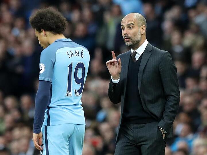 City-Trainer Pep Guardiola spricht zu Leroy Sane. Foto: Martin Rickett/PA/Archiv