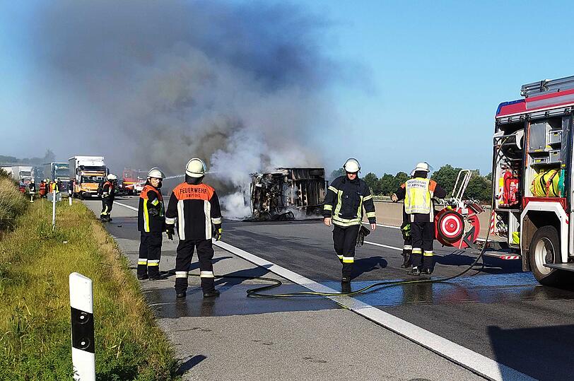 Die Fahrbahn wurde durch den Brand in Mitleidenschaft gezogen. Ebenso liefen Betriebsstoffe an der Unfallstelle aus.