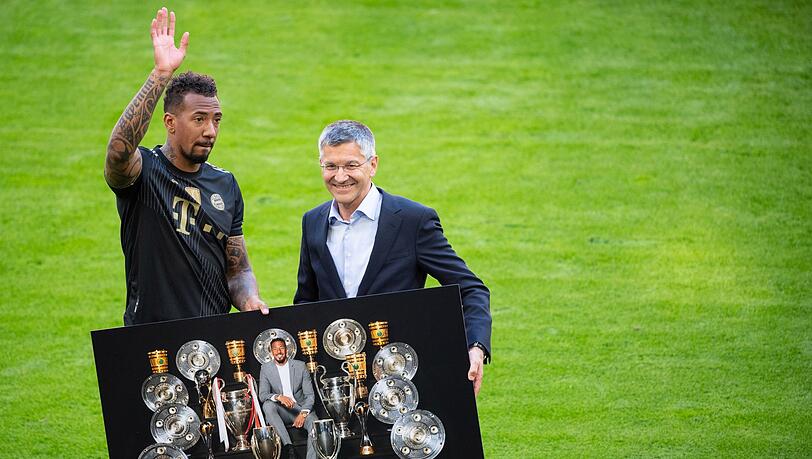Herbert Hainer (r), Präsident vom FC Bayern, verabschiedet Jerome Boateng vor dem Spiel.