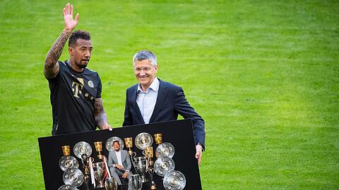 Herbert Hainer (r), Präsident vom FC Bayern, verabschiedet Jerome Boateng vor dem Spiel.