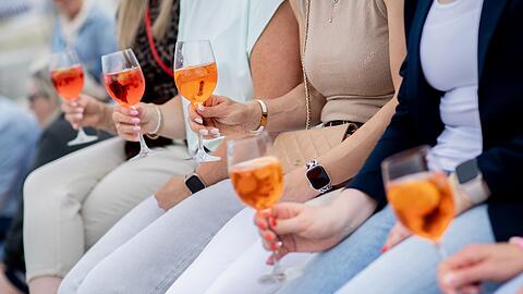 Frauen, die Aperol Spritz trinken - sieht man h&auml;ufig in Deutschland. (Archivbild)