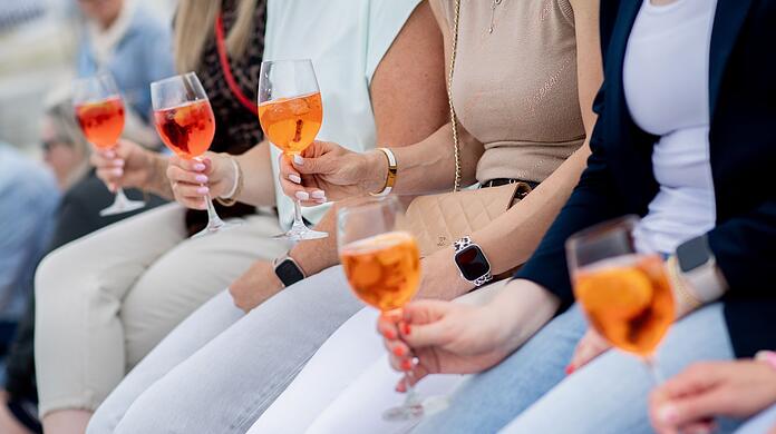 Frauen, die Aperol Spritz trinken &ndash; das sieht man h&auml;ufig in Deutschland. (Archivbild)