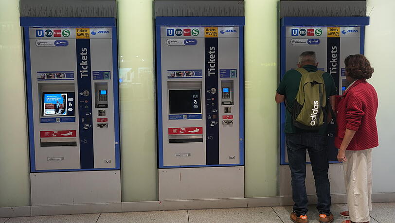 Wie lange stehen solche Fahrkarten-Automaten noch in München? Wie lange stehen solche Fahrkarten-Automaten noch in München?