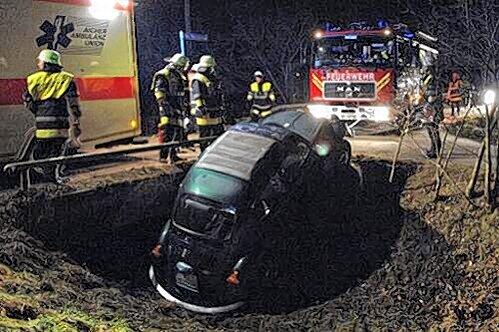 Der Käfer wird von der Feuerwehr geborgen.