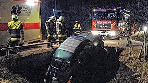 Der Käfer wird von der Feuerwehr geborgen. Der Käfer wird von der Feuerwehr geborgen.