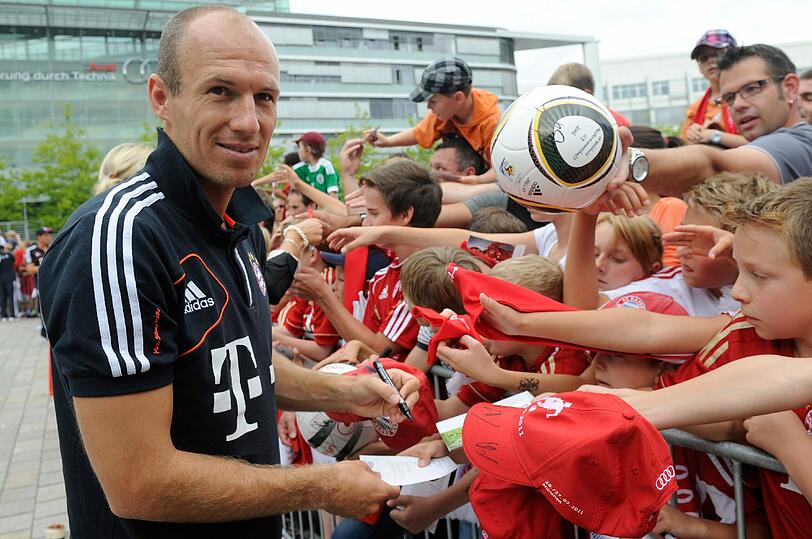 Arjen Robben gibt waehrend der Fahrzeuguebergabe von Audi an den FC Bayern Muenchen Autogramme.