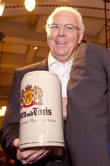"Kaiser" Franz Beckenbauer hält im Fürstlichen Brauhaus Thurn und Taxis in Regensburg vor der Preisverleihung einen Bierkrug.