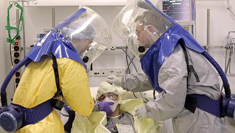 Nachdem sich eine Pflegerin eines Madrider Krankenhauses mit Ebola infiziert hat, ist in Spanien eine Diskussion über Schutzvorkehrungen ausgebrochen. Nachdem sich eine Pflegerin eines Madrider Krankenhauses mit Ebola infiziert hat, ist in Spanien eine Diskussion über Schutzvorkehrungen ausgebrochen.