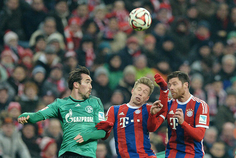 XABI ALONSO - Note 3:
Wie üblich sicherte er im Mittelfeldzentrum nach hinten ab und verteilte dort Bälle. War nach dem Platzverweis noch mehr in der Defensive gefordert. Lieferte die Ecke zum 1:0.
