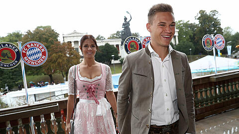 Besuch der Wiesn 2016: Bayern-Profi Joshua Kimmich mit seiner Freundin Lina.