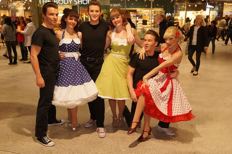 Das Deutsche Theater gibt im Stachus-Untergeschoss eine Kostprobe des Musicals "Grease" - die Bilder.