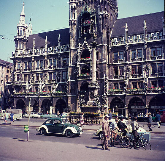 ... und im Jahre 1964. Seine Proportionen hat er trotz Wiederaufbau und 60er Jahre-Sünden einigermaßen bewahrt. In puncto Verkehr hat sich sein Gesicht gewaltig gewandelt. Vor allem mit dem Bau der Fußgängerzone 1972, als Tram und Autos vom Platz verschwanden.