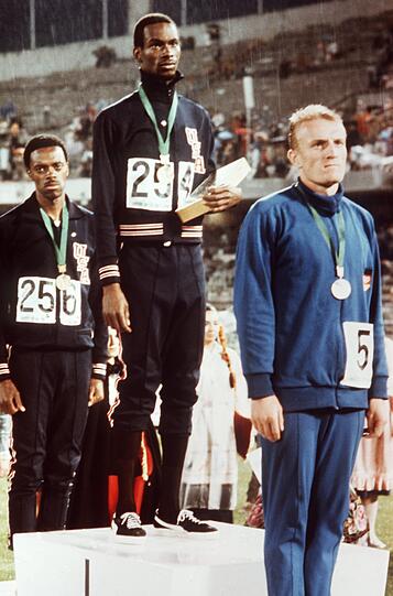 Bei der Siegerehrung: Beamon mitRalph Boston (l.) und DDR-SpringerKlaus Beer, der Zweiter wurde.