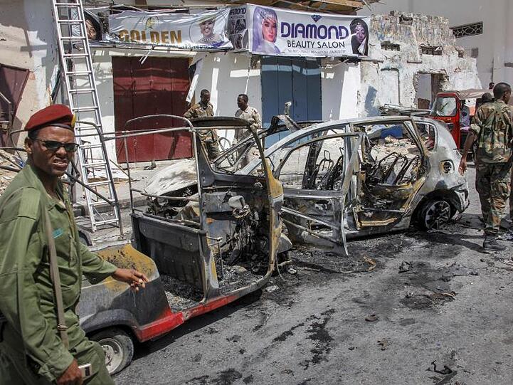 Fahrzeugwrack nach der Explosion einer Autobombe in Mogadischu.
