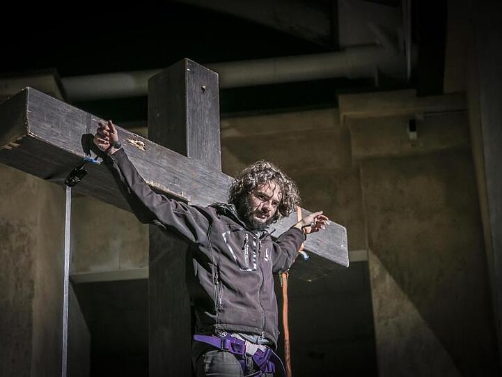 Der Jesus-Darsteller Rochus Rückel hängt im Passionstheater am Kreuz. Foto: Andreas Stückl/Passionsspiele Oberammergau 2020/dpa
