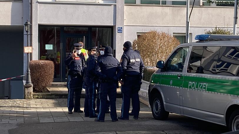 Polizeibeamte vor dem Haus, in dem es zu den Schüssen kam.