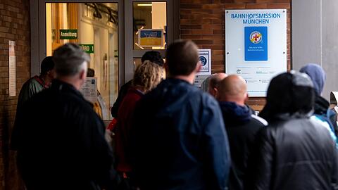 Gefragtes Angebot: Menschen stehen Schlange vor der Bahnhofsmission.
