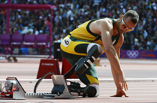 Der &bdquo;Blade Runner&ldquo; aus Südafrika nahm im Vorlauf über 400 m als erster doppelt unterschenkelamputierter Läufer an einem olympischen Wettbewerb teil. Im fast ausverkauften Olympiastadion belegte Oscar Pistorius in  den zweiten Rang und zog souverän ins Halbfinale ein.