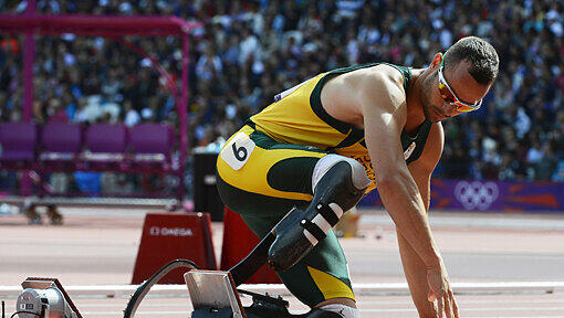Der „Blade Runner“ aus Südafrika nahm im Vorlauf über 400 m als erster doppelt unterschenkelamputierter Läufer an einem olympischen Wettbewerb teil. Im fast ausverkauften Olympiastadion belegte Oscar Pistorius in den zweiten Rang und zog souverän ins Halbfinale ein. Der „Blade Runner“ aus Südafrika nahm im Vorlauf über 400 m als erster doppelt unterschenkelamputierter Läufer an einem olympischen Wettbewerb teil. Im fast ausverkauften Olympiastadion belegte Oscar Pistorius in den zweiten Rang und zog souverän ins Halbfinale ein.