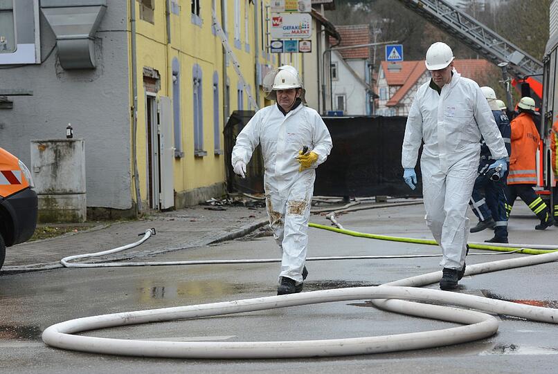 Mittlerweile sind Ermittler damit beschäftigt, die genauen Hintergründe für den verheerenden Großbrand in Backnang bei Stuttgart zu ermitteln, bei dem acht Menschen ums Leben kamen. Die Bilder.