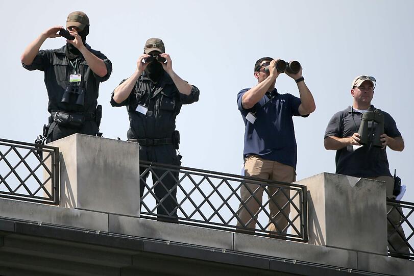 Warten auf Barack Obama: Am Brandenburger warten die geladenen Gäste gespannt auf die Rede von Barack Obama. Die Bilder zum Durchklicken!