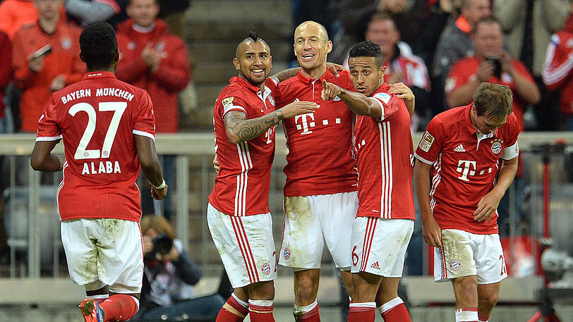 Wird der FC Bayern wohl nicht hergeben: Arturo Vidal (2vl) und Thiago (2vr)